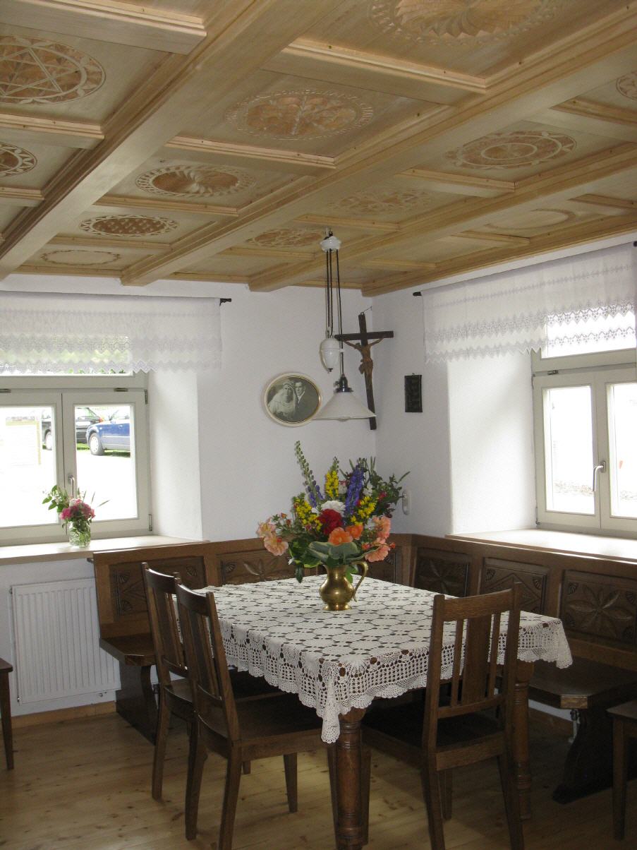 Geschnitzte Kassettendecke, Essecke und Stühle